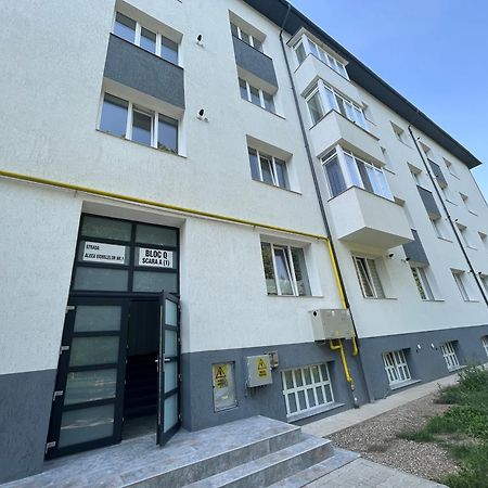 Vert Studio Onesti Bagian luar foto