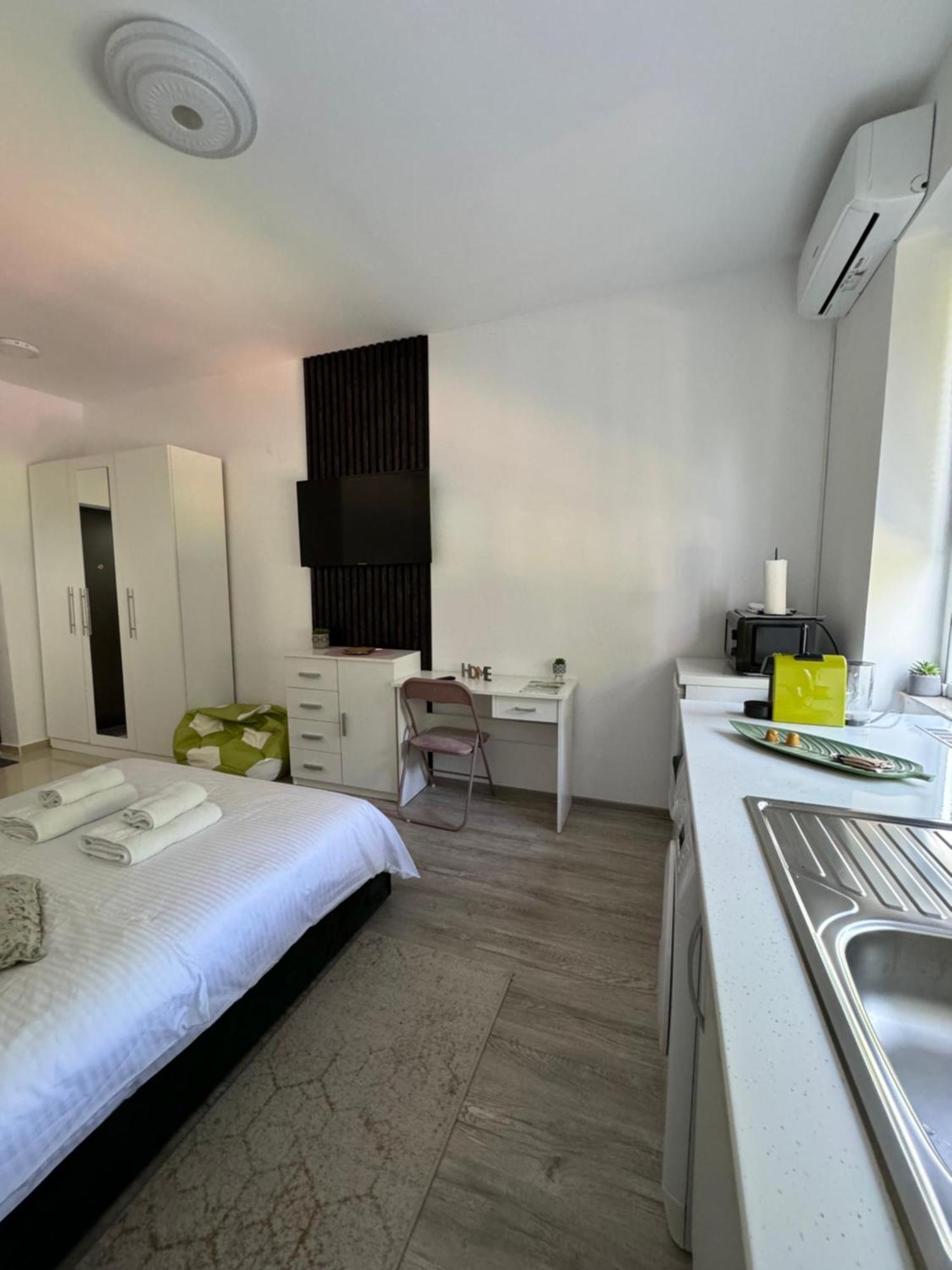 Vert Studio Onesti Bagian luar foto