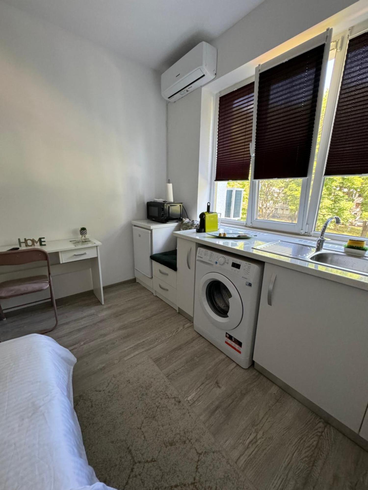 Vert Studio Onesti Bagian luar foto
